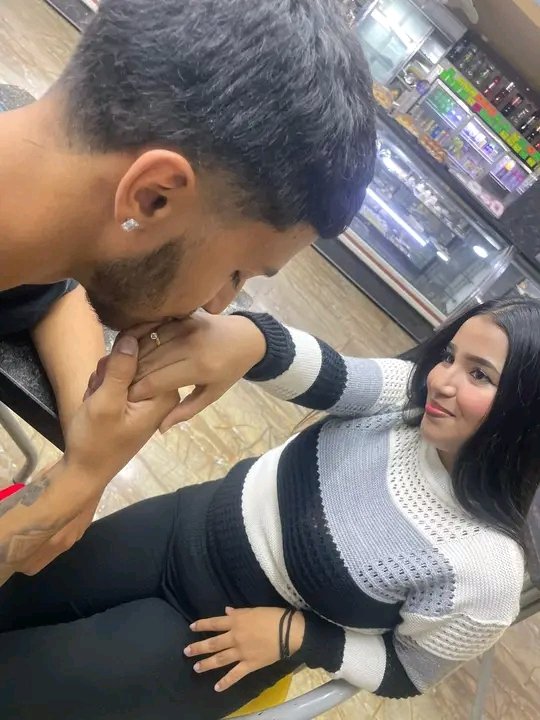 Lorkirs's tweet image. El país en guerra, la economía estancada, hay tensión política y la gente de Facebook criticando a este pana porque le pidió matrimonio a la novia en una panadería.