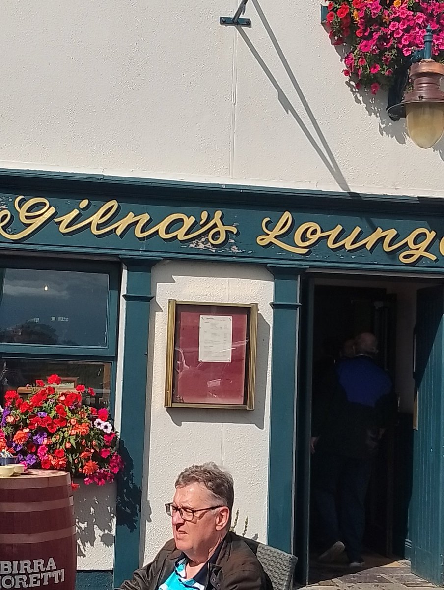 JoeSeward1's tweet image. It's the annual trip to 
@LaytownRaces for 
@Laytown_Races on the beach . The Cottage Inn @GilnasInn invariably has a touch today.  The betting shop is usually very busy before and after racing - is quiet  at the moment.
#Laytown
#LaytownBeach
#LaytownRaces2025
#LaytownRaces