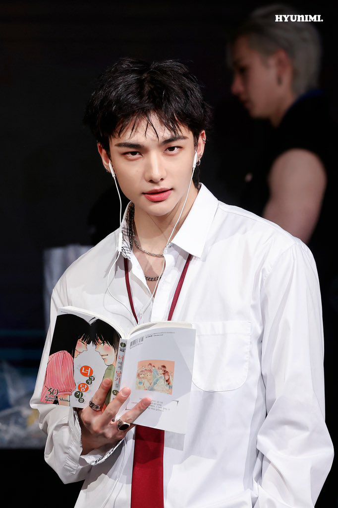 شبیه این کرکترای پدسوخته ی اتیش به پا کن کیدراما شده
*توجهتون رو به‌اون یارو سایلسی که پشت هیونه جلب میکنم*