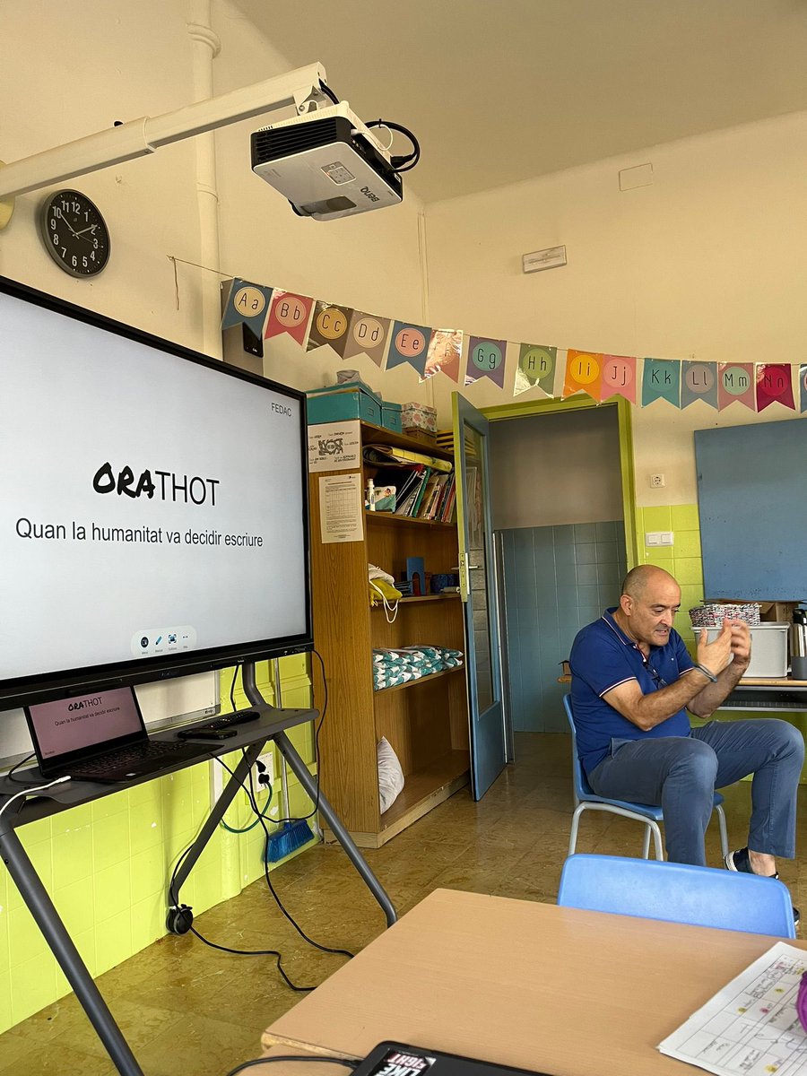 Avui amb la  comunitat educativa <a href="/FEDACSalt/">FEDAC Salt</a> 
En majúscules!! Tots i totes les docents de l’escola en dinàmica sobre #oraTHOT  Millor llenguatge i millor escriptura, per entendre com millorar. #Freinet #Vigotsky, <a href="/irenevalmore/">Irene Vallejo</a> #Chomsky #teberosky