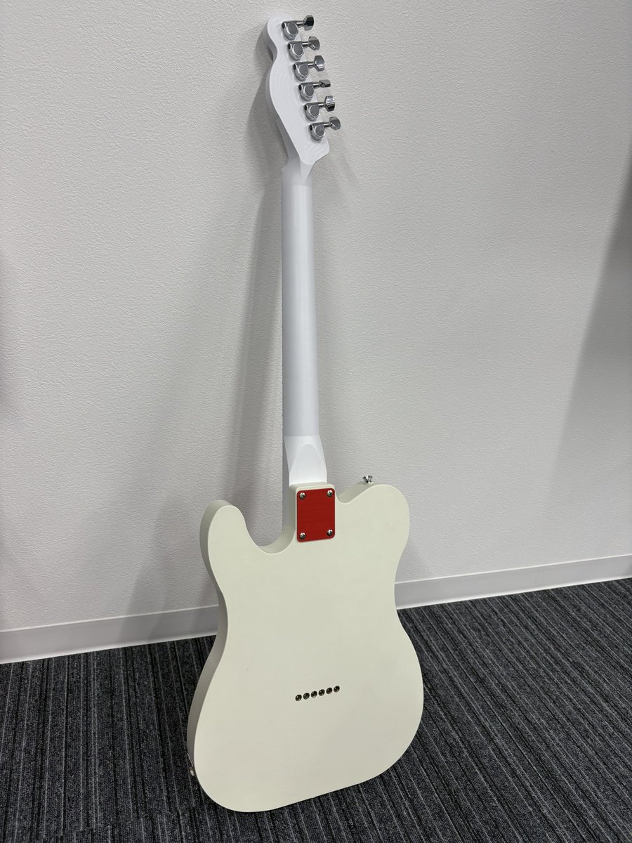 gibashi_texas's tweet image. 10月の展示会で出品するギター作った！

ボディとネックは難燃性の塩化ビニール
ピックガードとジョイントカバーはジュラコン使用しました

採寸からの製図からの製作マジ大変やった

ちゃんと音も出るから最後の動画も見てねん

#テレキャスター #切削加工  #マシニングセンタ #自作ギター