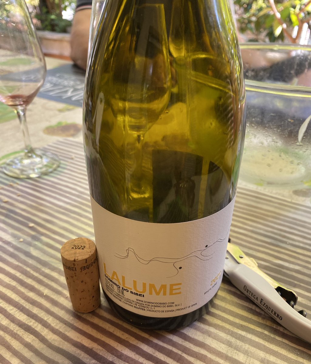 Hoy me ha gustado más. 
LALUME
Dominio do Bibei. 
<a href="/elretrogusto/">Ana - El retro 🍷🍺</a> 
Ha caído la botella. 
<a href="/CRDO_Ribeiro/">D.O. Ribeiro</a> 
Con unas anchoas fritas y ensalada. 
Todavía el tiempo nos permite en la terraza. 
Y calienta algo, que tiene 13,5 grados.🥶