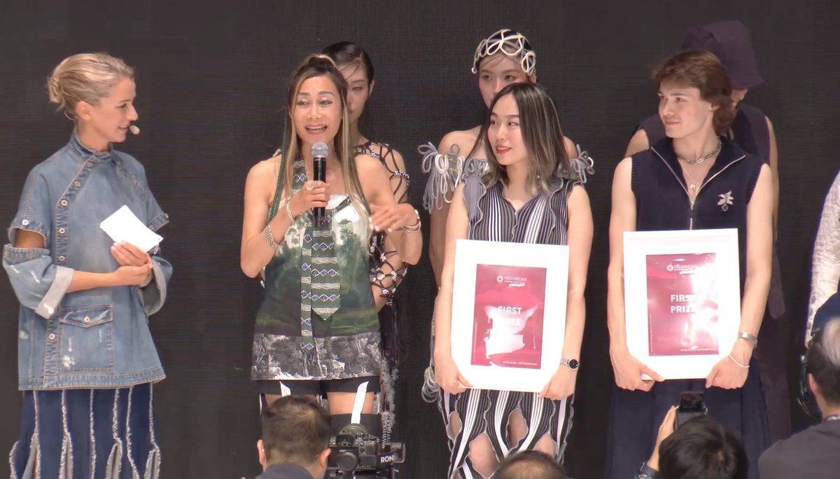 ✨🏆 Félicitations à Hugo Dumas, étudiant #ECAMOD (promo 2023-2024), qui vient de décrocher le 1er Prix du #RedressDesignAward 2025 avec sa collection "The Peri-Urbans", aux côtés d’une autre lauréate.

La grande finale s’est tenue aujourd’hui à Hong Kong ✨