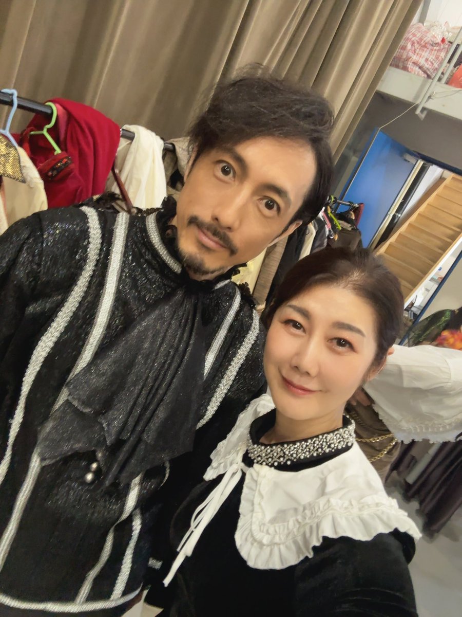 【 #リア王2025 】
初日が明けました。　
ご来場下さり有難うございます🙇‍♀️

リア王 #横内正 さんからの初日祝㊗️
お客様からのお差し入れ感謝です🤭✨

大して動きもしないくせに、モリモリ食べてしまう😅💦ニーナ(私の役名)太るぞ😅