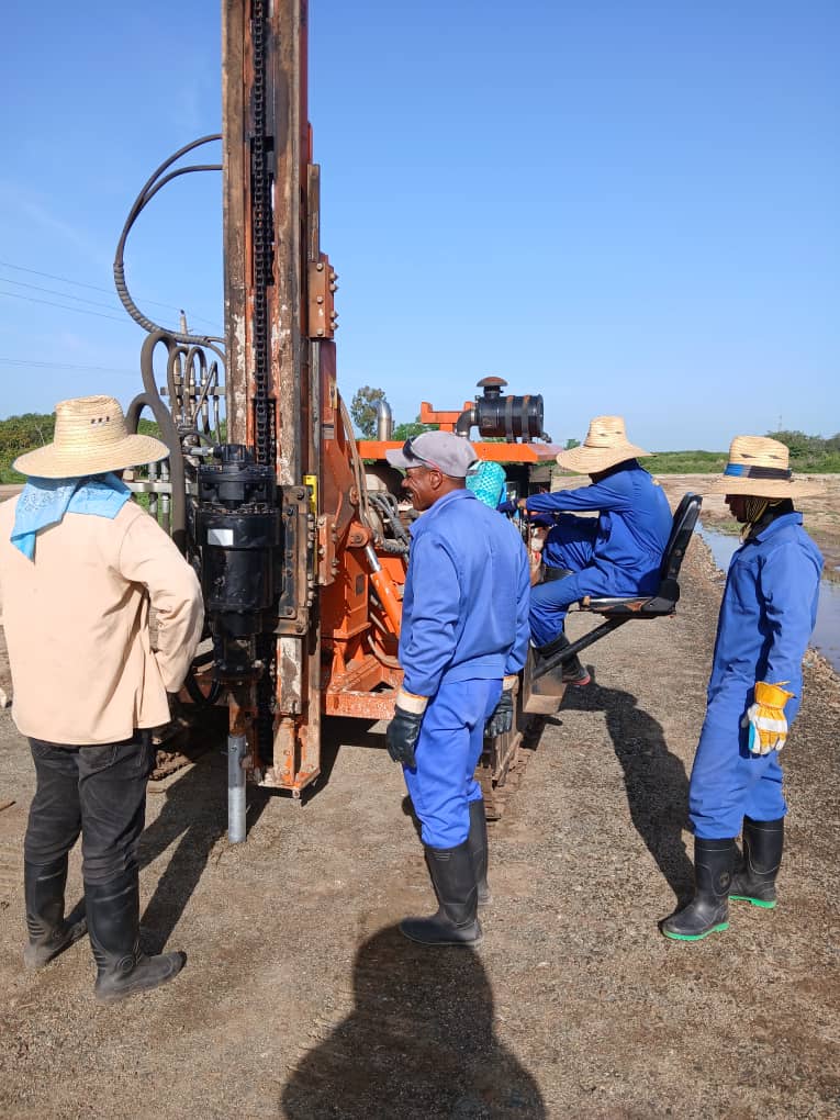💪 Trabajadores de la Empresa Central de  Equipos, Cubiza, ejecutan labores en diferentes territorios del país🇨🇺 para el emplazamiento de Parques Solares Fotovoltaicos.

#RevolucionEsConstruir

ℹ️ Más detalles👇

🔗 facebook.com/share/p/177TDc…