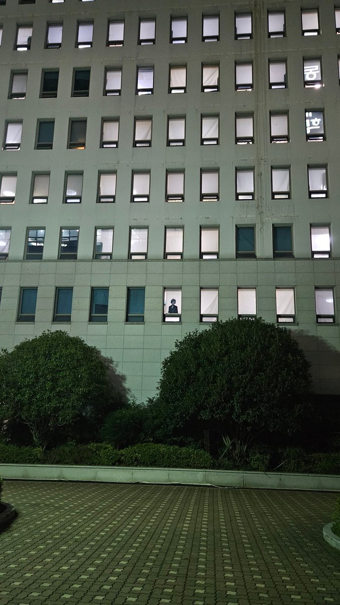 PERIDOT__82's tweet photo. 미친거 아니야? 누가 학교창문에 캐릭터 붙여둠;;; 밤에 보고 기절할뻔 https://t.co/4hjTqnHNyH