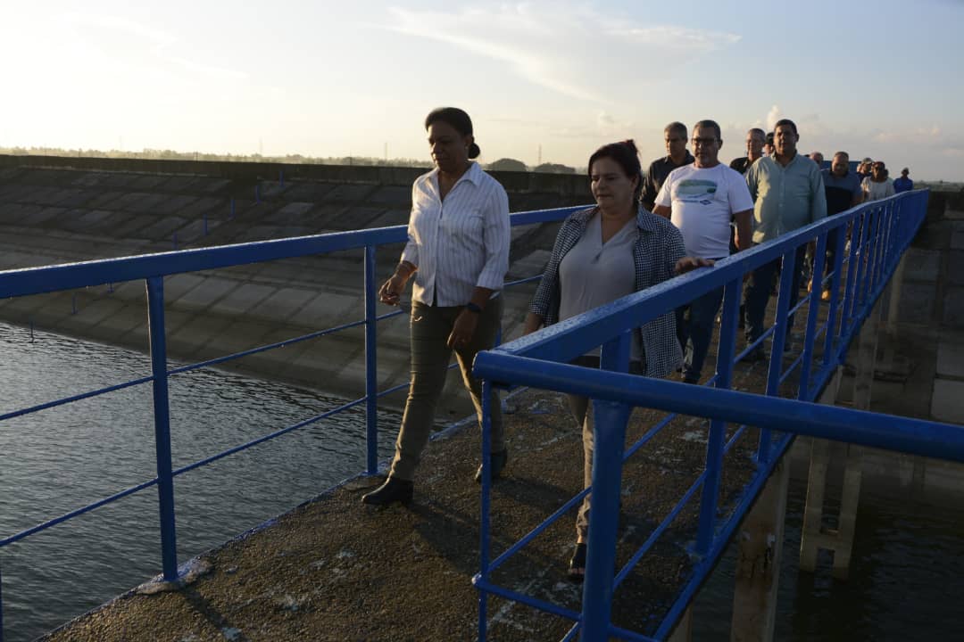 Radio_Guama's tweet photo. #Cuba La vice primera ministra 🇨🇺 cubana Inés María Chapman Waugh chequea hoy en #PinardelRío el funcionamiento del sistema hidráulico. 💧
🧵
✍️📷Alina Cabrera Domínguez https://t.co/QH2pHKPCFH