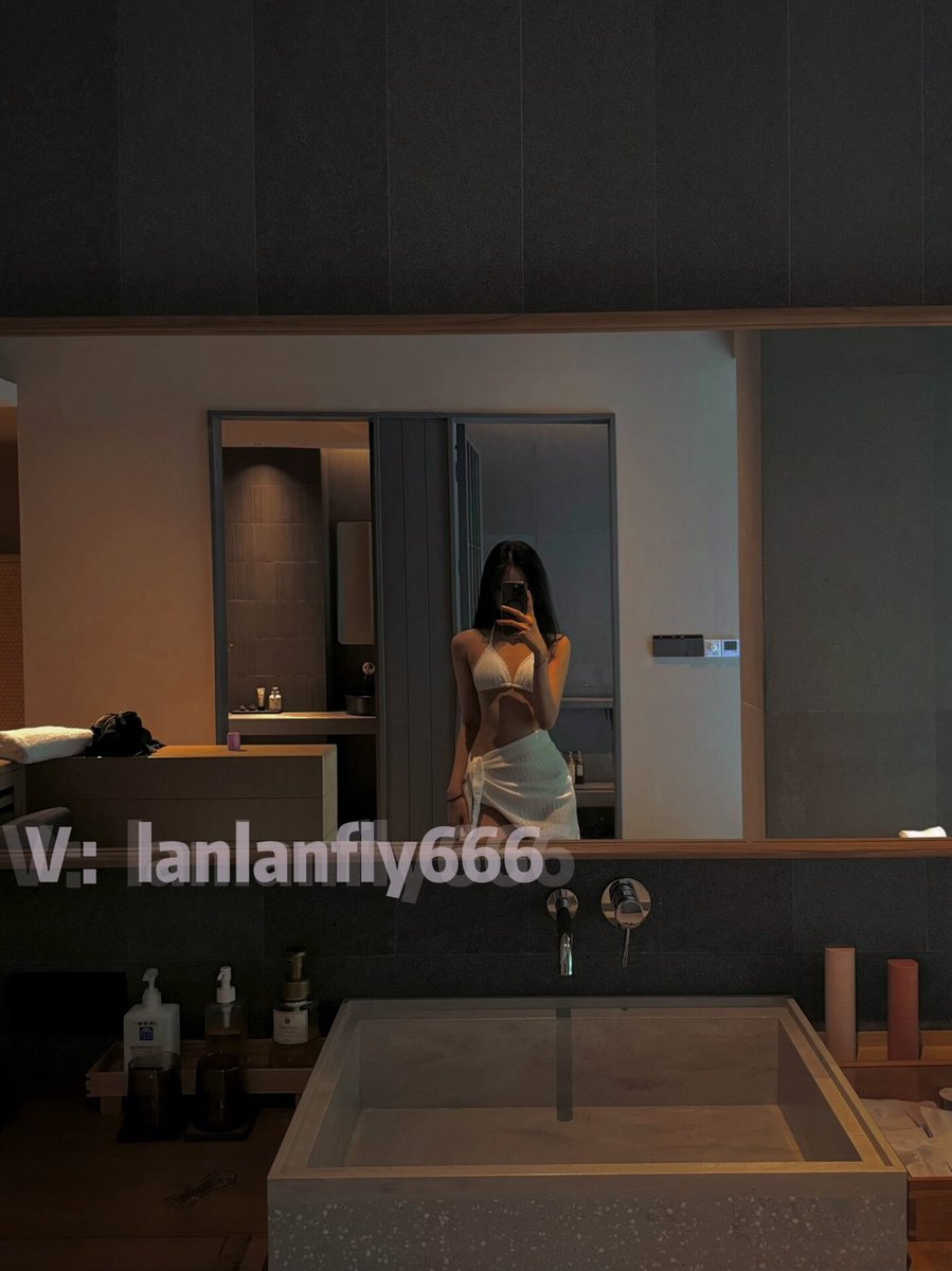 flylancc's tweet photo. 航空面试有社招和校招，然而我是特招…因为腿特别长、特别直、特别美，最主要还特不要脸😹

#北京 #驻外 #大兴机场 #腿控 #制服控 https://t.co/S5NAOf8QlY