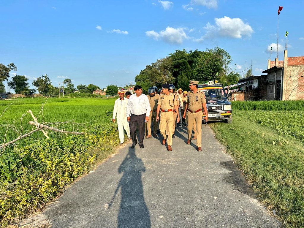 gondapolice's tweet photo. #SPGonda के निर्देशन में #सीओ_करनैलगंज श्री अभिषेक दवाच्या द्वारा बारावफात त्यौहार के दृष्टिगत थाना कटरा बाजार क्षेत्रांतर्गत भारी पुलिस बल के साथ फ्लैग मार्च किया गया। इस दौरान आमजनमानस को सुरक्षा का विश्वास दिलाते हुए सौहार्द एवं शांति का संदेश दिया गया।

#UPPolice https://t.co/KkghN0vf2B
