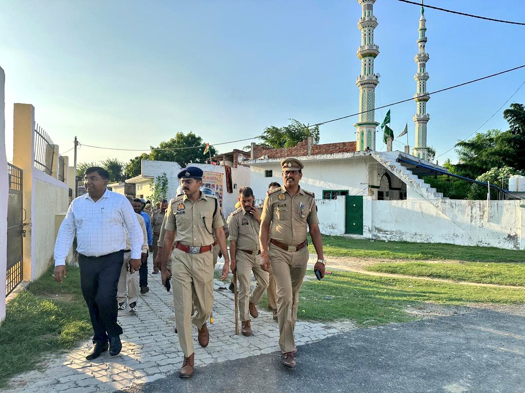 gondapolice's tweet photo. #SPGonda के निर्देशन में #सीओ_करनैलगंज श्री अभिषेक दवाच्या द्वारा बारावफात त्यौहार के दृष्टिगत थाना कटरा बाजार क्षेत्रांतर्गत भारी पुलिस बल के साथ फ्लैग मार्च किया गया। इस दौरान आमजनमानस को सुरक्षा का विश्वास दिलाते हुए सौहार्द एवं शांति का संदेश दिया गया।

#UPPolice https://t.co/KkghN0vf2B