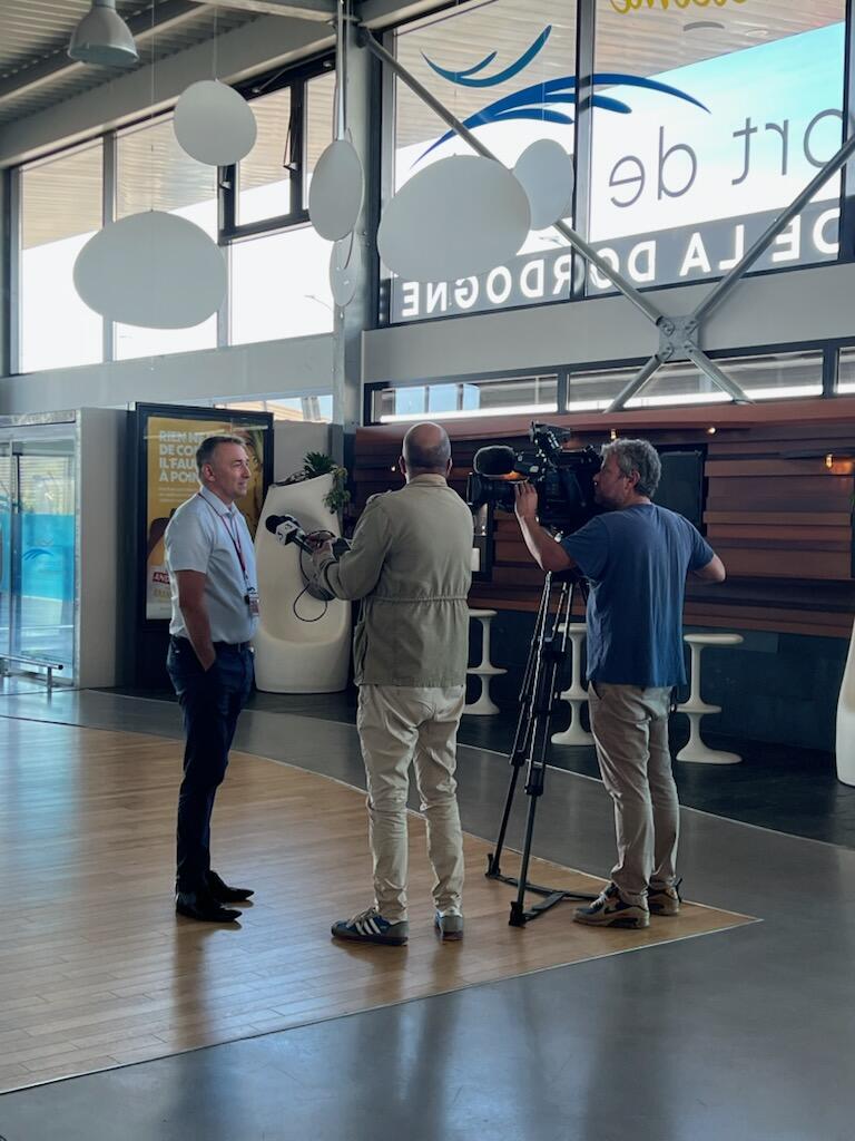 FlyingBrive's tweet image. 🚨 Le Meeting Aérien du 28/09 à Brive est PARTOUT ! Presse, affiches, banderole, radios… impossible de le manquer 😍
👉 Réserve vite ta place sur le site de l’Aéroclub de Brive : aeroclub-brive.com/meeting28septe…
#MeetingAérienBrive #BriveAeroport #aeroclubbrive #patrouilledefrance