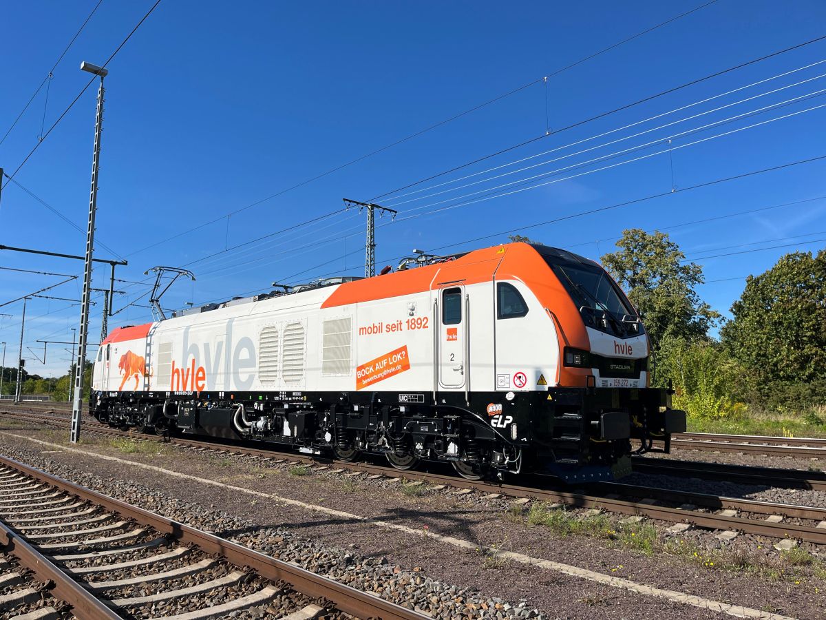 TransInfo_pl's tweet image. Na początku września 2025 roku firma Stadler osiągnęła ważny kamień milowy – dostarczyła setną lokomotywę EURODUAL leasingodawcy European Loc Pool (ELP). #EURODUAL #lokomotywa #Stadler
transinfo.pl/?post_type=inf…