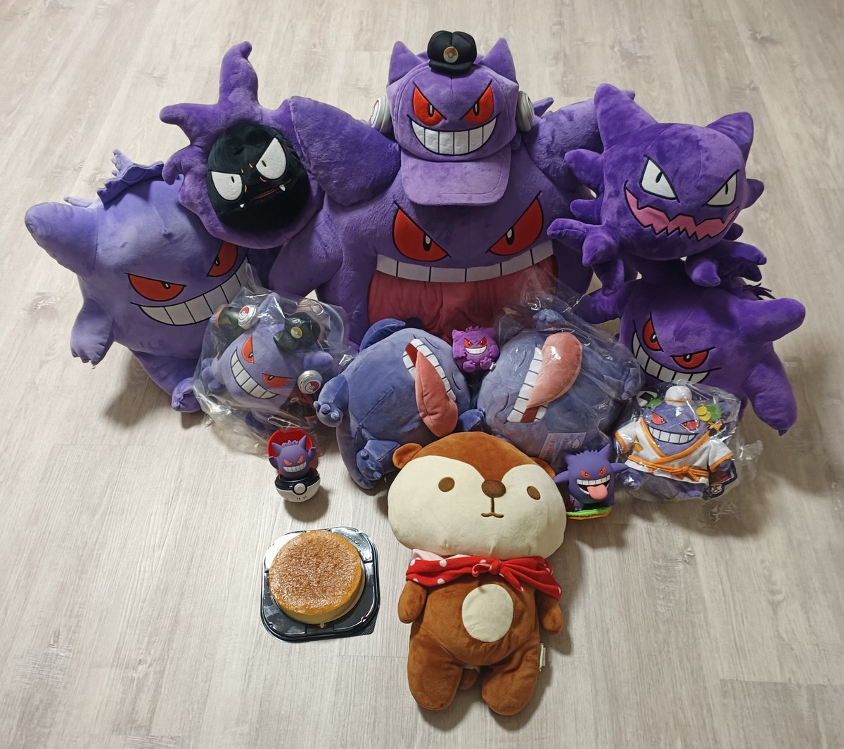 elllang123's tweet photo. 又到了弟弟們生日🥳
今年小壽星多了浣熊大哥（鼓掌👏
今年蛋糕換了一個口味，看起來也是非常好吃😋
希望弟弟們跟浣熊大哥在新的一年也可以快快樂樂的，每天玩的開心🥰
（浣熊大哥：你有想過他們三個皮到天花板可以飛走嗎😵‍💫）
祝弟弟們生日快樂啊（抱緊緊😍😍）
#耿鬼 #ゲンガーの日 https://t.co/6mo8dUtypc