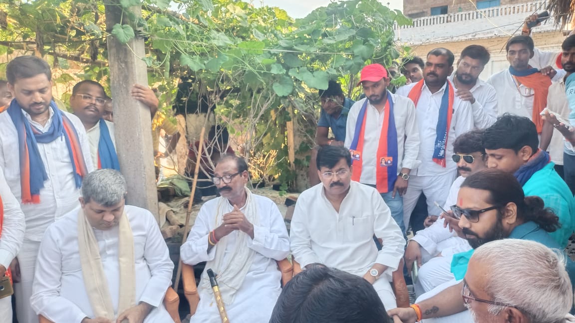 जनपद फतेहपुर के ग्राम अजरौली, थाना धाता निवासी श्री केशपाल पटेल जी की निर्मम हत्या के उपरांत दिनांक 03 सितम्बर 2025 को उनके आवास पर पहुँचकर श्रद्धांजलि अर्पित की तथा दिवंगत आत्मा की शांति हेतु ईश्वर से प्रार्थना की।

⚖️ इस अमानवीय एवं जघन्य घटना के संबंध में पुलिस महानिदेशक से