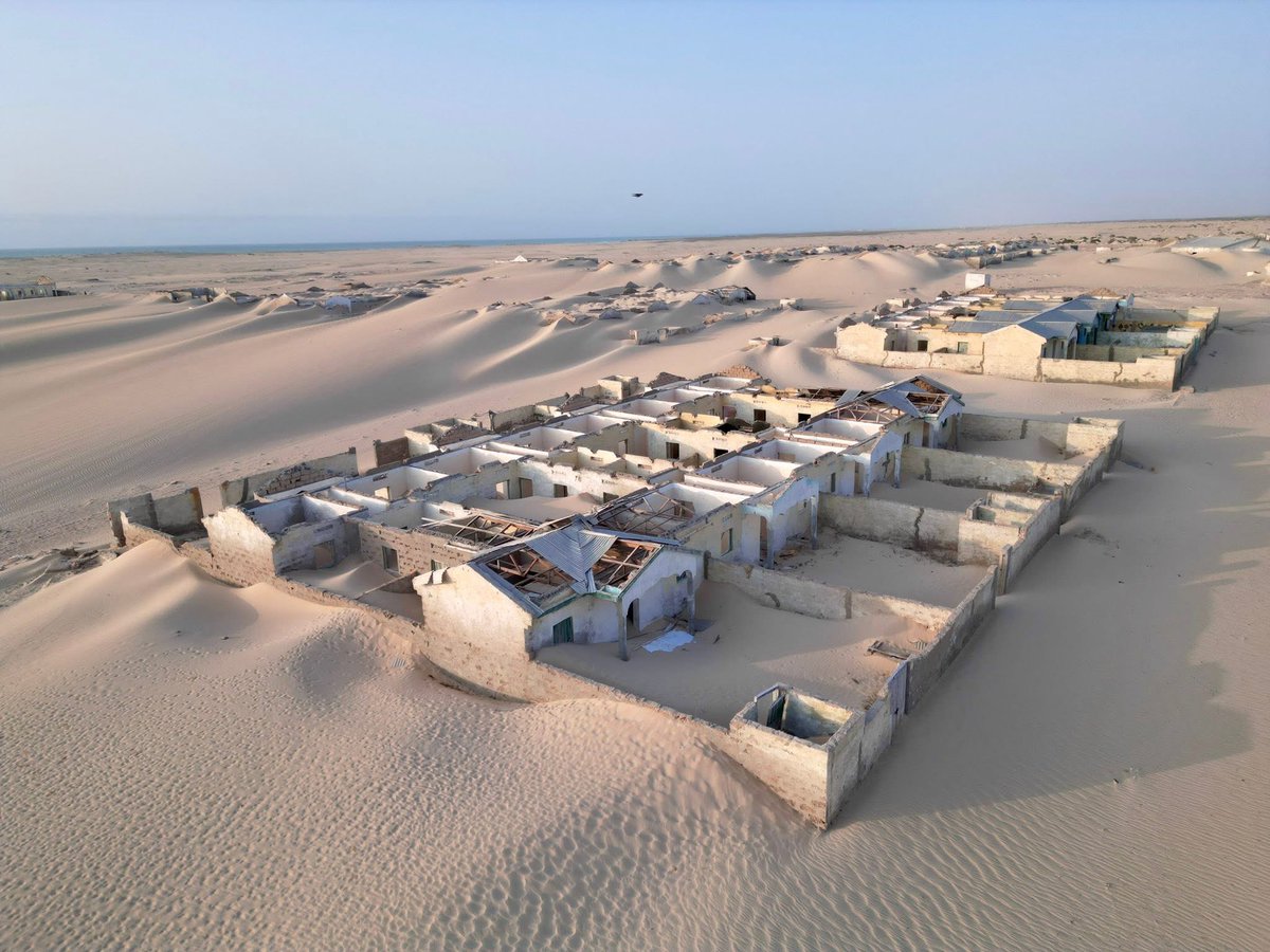GMInitiative's tweet photo. 📸 Shocking Images from Kulub: The Town Swallowed by Sand.
Once a thriving coastal community, Kulub is now buried under shifting sands— a stark warning of Somalia’s growing climate crisis. 👉Full video report: https://t.co/bkLZQBebtv https://t.co/Ep70dY2VWt