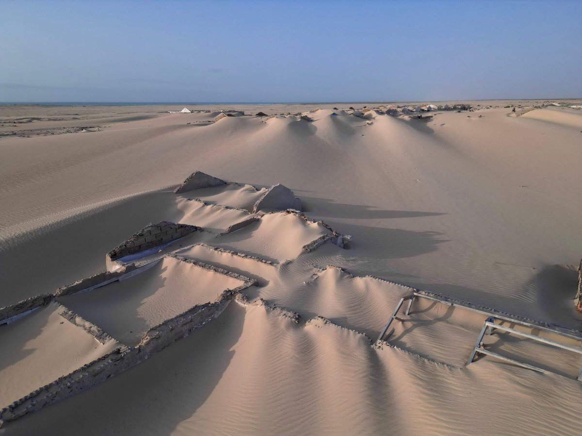 GMInitiative's tweet photo. 📸 Shocking Images from Kulub: The Town Swallowed by Sand.
Once a thriving coastal community, Kulub is now buried under shifting sands— a stark warning of Somalia’s growing climate crisis. 👉Full video report: https://t.co/bkLZQBebtv https://t.co/Ep70dY2VWt