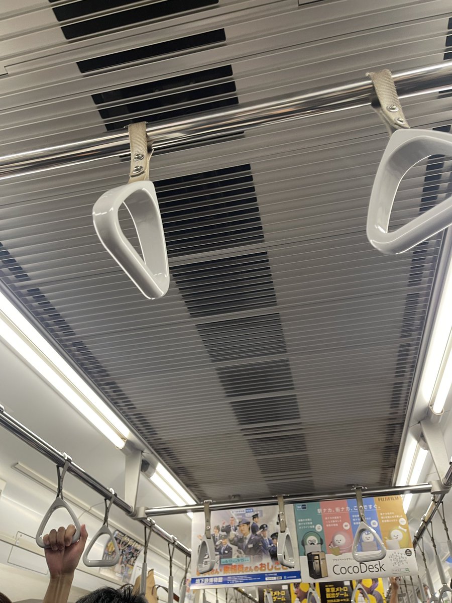 mu210t's tweet photo. 小田急線のある車両の吊り革。
座席の前の吊り革は普通の高さなんだけど…
わかるかなあ、それ以外の場所の吊り革が全部、位置が高すぎる！
私が手を伸ばしてちょうど届くくらい、肘は曲がらない。
背の低い人は届かないと思う。
急停車とかされたら危ないなー。何でこうなった。理由が知りたい。 https://t.co/DDHC0BRXqB