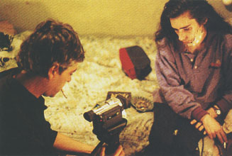 Pedro Costa, Vanda e Zita durante as filmagens de No Quarto da Vanda (2000).