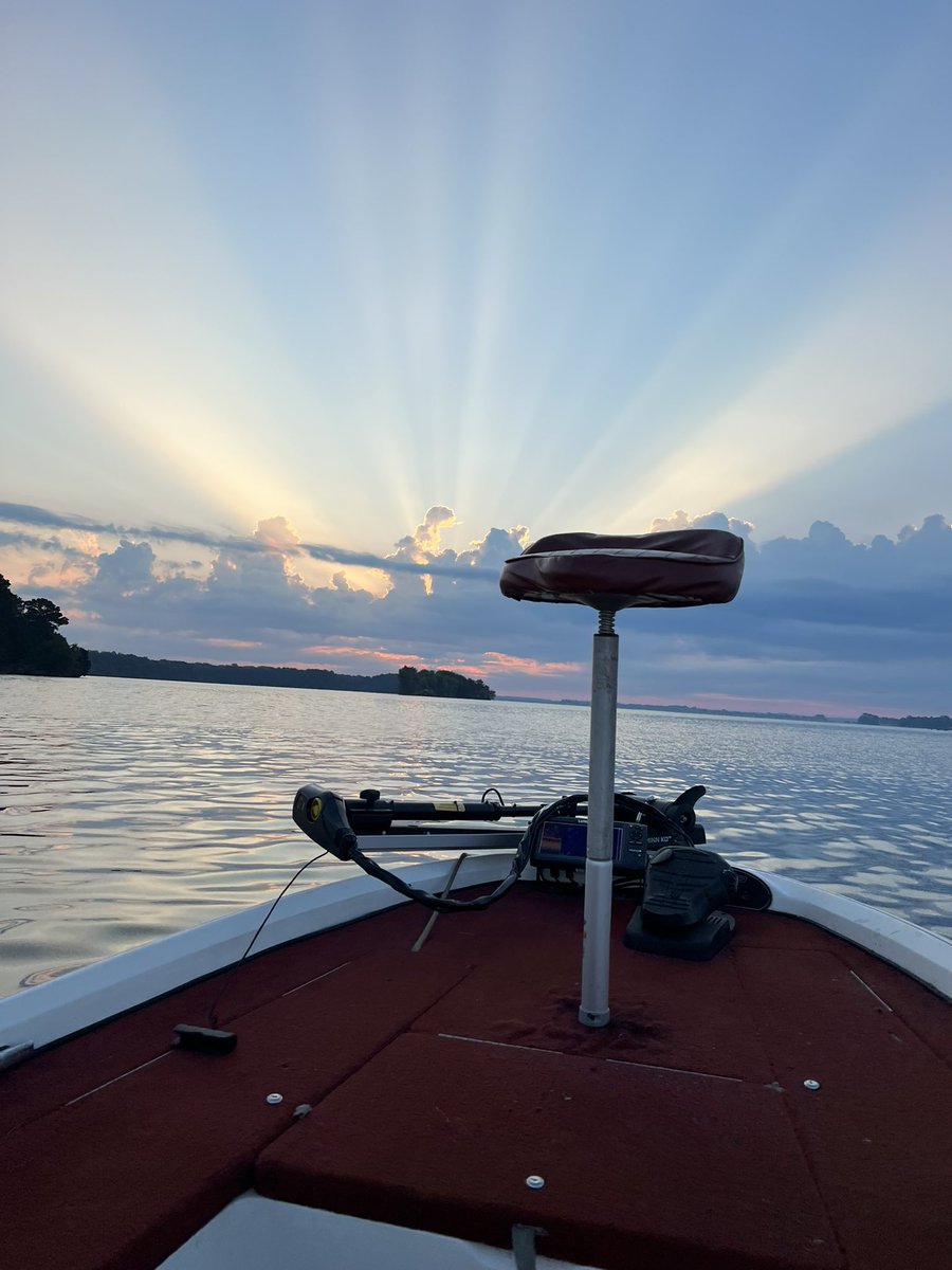 beverleyhightow's tweet photo. @spann Sunrise over Weiss Lake this morning https://t.co/nq7ek1Qcz5