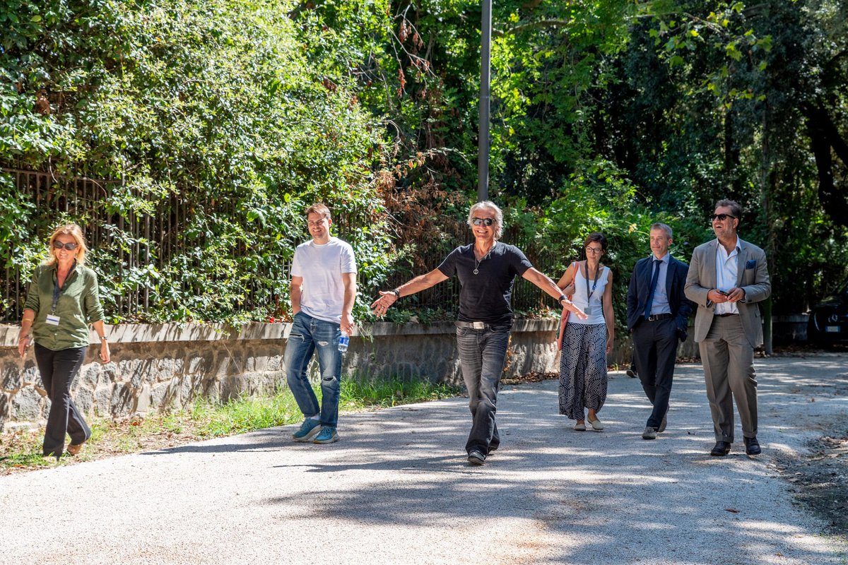 pompeii_sites's tweet photo. Luciano Ligabue, questa mattina con i ragazzi di Parvula Domus, la fattoria culturale e sociale del Parco archeologico di Pompei. 
Perché “sono sempre i sogni a dare forma al mondo”.
@ligabue https://t.co/C8EXYxe3QF