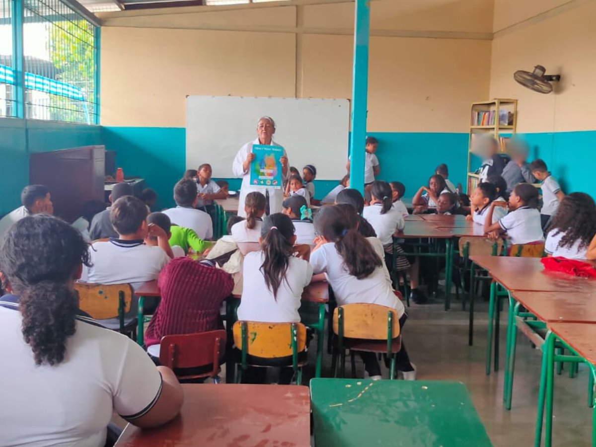 Salud_Guayas's tweet photo. #MSPEnTerritorio | Centro de @Salud_Ec #ElCóndor socializa a comunidad estudiantil de la Unidad Educativa Fiscal #PrimeroDeJunio sobre temas de Prevención de Violencia de Género, Prevención de embarazos en adolescentes y derechos de los pacientes.
#ElNuevoEcuadorImpulsa https://t.co/whvUScVmaG
