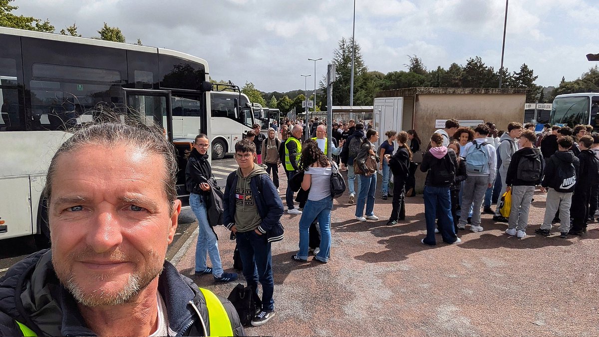 Les élus de <a href="/LamballeArmor/">Lamballe-Armor</a> à nouveau mobilisés toute la semaine de rentrée pour accompagner les 1900 élèves du secondaire qui transitent par la gare routière, et les orienter vers la navette vers leur établissement le matin ou vers le bus pour leur commune le soir. 🤝