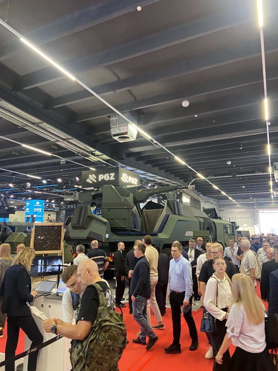 Amb_Berger's tweet photo. Ważna wizyta na #MSPO2025 w Kielcach. Silna obecność niemieckich firm. Potencjał dla mocniejszej współpracy 🇵🇱-🇩🇪 jest ogromny, także dla naszego wspólnego bezpieczeństwa. https://t.co/nBOo3sWQKj