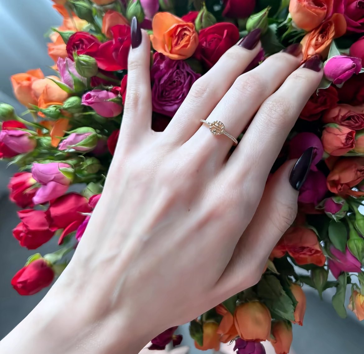 الورود الي كنت تجيبهم لي كل اسبوع للحين عندي بس انت وينك?