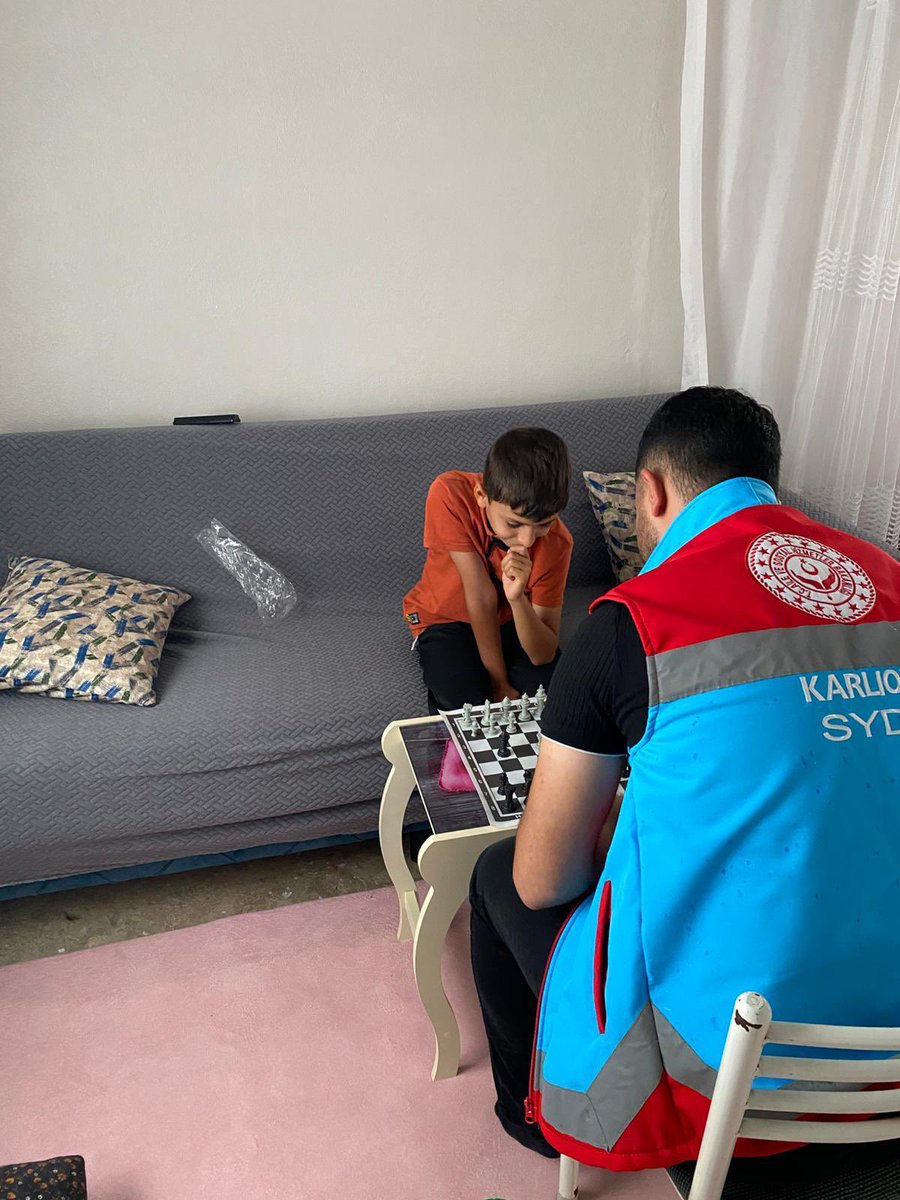 Hane ziyaretlerimiz kapsamında bulunan ebeveyninden yoksun öğrencimize hediye ettiğimiz satranç takımı ile satranç oynayıp hoşça vakit geçirildi <a href="/tcailesosyal/">T.C. Aile ve Sosyal Hizmetler Bakanlığı</a> @mahinurozdemir <a href="/ashb_sygm/">Sosyal Yardımlar Genel Müdürlüğü</a> <a href="/bingolvaliligi/">T.C. Bingöl Valiliği</a> <a href="/tckarliova/">Karlıova Kaymakamlığı</a>