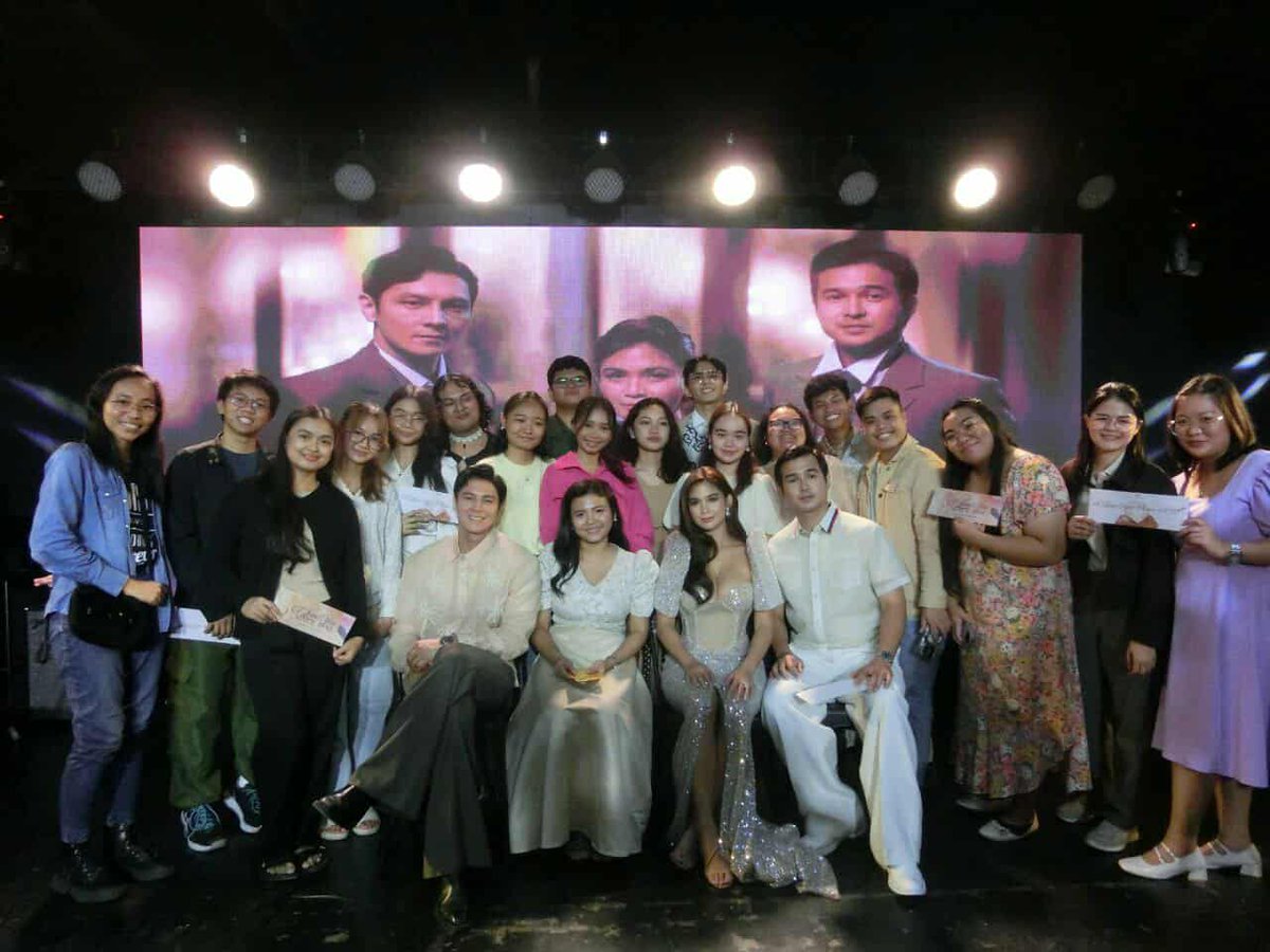 Kami ay nagagalak na makilala kayo! 

UNANG KABANATA CARMELA

#ILYS1892Carmela
#HeavenPeralejoAsCarmela
#JeromePonceAsJuanito
#JosephMarcoAsLeandro