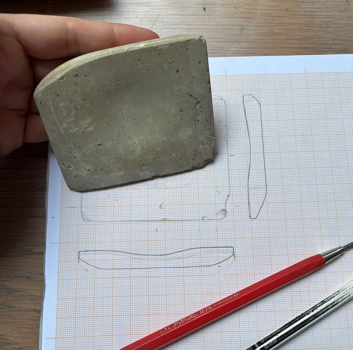 Roman #beauty care
This smooth,polished stone bowl or palette was probably used to mix cosmetics made from pigments. Red ochre for rouge &amp; lip balm &amp; charcoal for eyes.
Increasing trade meant that these goods spread as far as the #RomanEmpire
#ArchIllu #archaeology #illustration