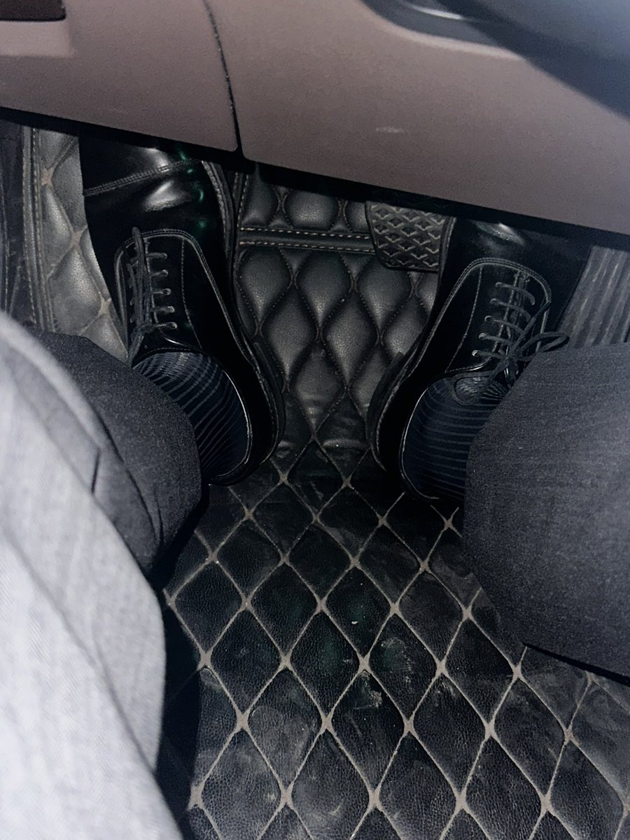 和正装人夫约好下班后在车库偷情，先到了他还在开会，故意拍丝袜脚去勾引他，他来了之后说刚在会议室硬得鸡巴流水