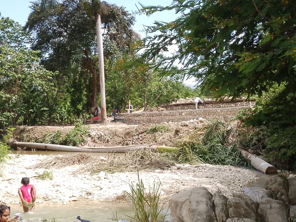 Crisymont's tweet photo. Atención @AmbienteRD esto es en el municipio de El Cercado, en el río Vallejuelo, a menos de un kilómetro de la oficina de medio ambiente del municipio, dónde queda el cumplimiento de la ley 64-00?, en plena orrilla del río, a este paso no nos quedará país!! https://t.co/1rIvvxPSGc