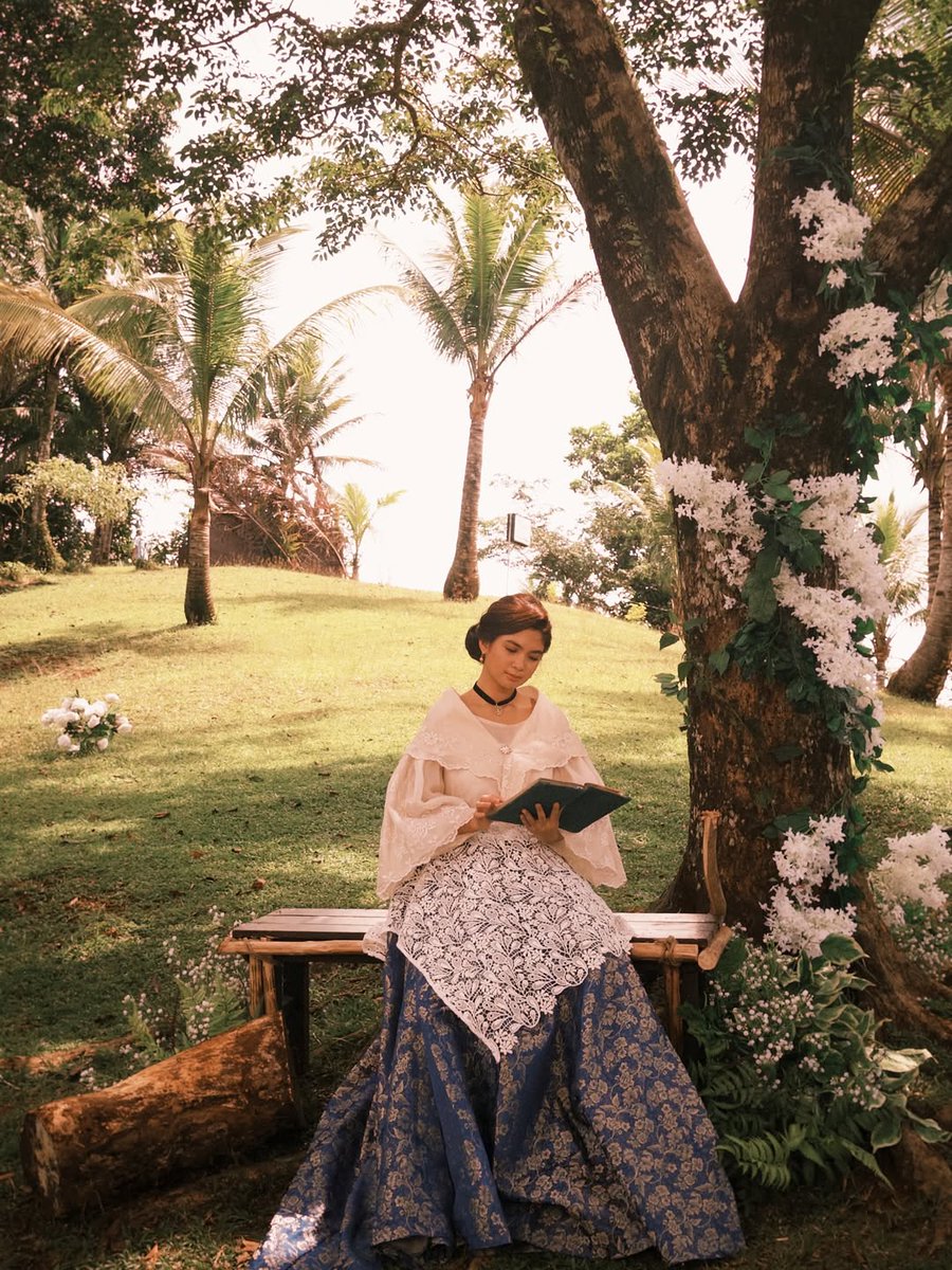 Sino ba naman ang hindi mahuhulog sa taglay na kariktan ng aming Binibining Carmela? 

UNANG KABANATA CARMELA 

#ILYS1892Carmela
#HeavenPeralejoAsCarmela
#JeromePonceAsJuanito
#JosephMarcoAsLeandro