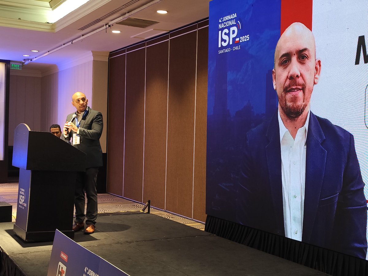 El subsecretario Claudio Araya junto a Jefe de División Fondo de Desarrollo de las Telecomunicaciones, Marcelo Rute, participan en la 4° jornada nacional de ISP, organizada por Hayex Chile.