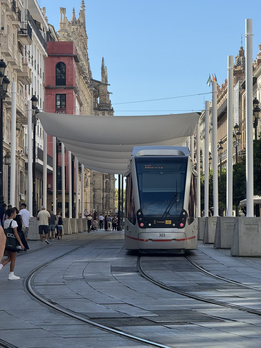 Cuánta gente caminando bajo los toldos, <a href="/jlsanzalcalde/">José Luis Sanz</a>. ¡Eres un genio!
