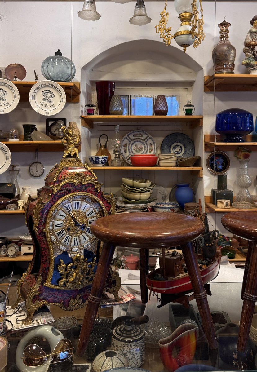 fell in love with the Wedgwood trinket boxes unfortunately they were chipped