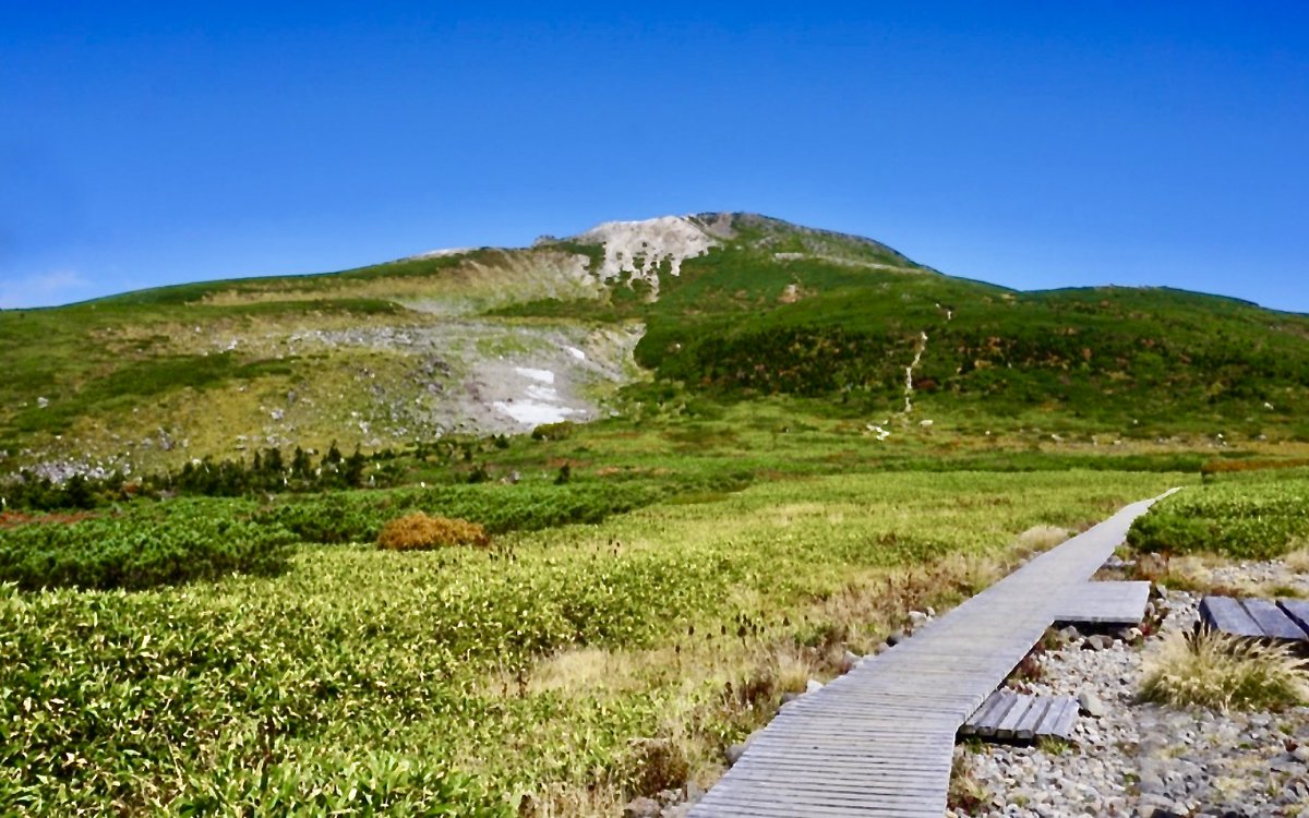 saikorokorok's tweet image. 野々市市在住時
単独行で白山に初挑戦
室堂に宿泊したが翌朝雲が多く
2週後日帰りで再登山
砂防新道から東へ回り込んだ先に
蒼い空と純白の雲海上に浮かぶ
槍・穂高・乗鞍・御嶽・恵那
スニーカー・デイパック・合羽
という舐めた格好だが無事下山
次年は3種の神器を揃えご来光を排し
自然に涙が、、、