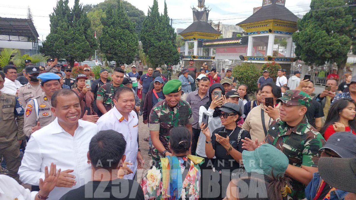 yonif125smb's tweet photo. Kisruhnya aksi Demo masyarakat di seluruh penjuru Indonesia, Batalyon Infanteri 125/Si'mbisa menggelar pasukan di beberapa titik di Kabupaten   Karo, Kabupaten Dairi, Kabupaten Toba, dalam menjaga stabilitas keamanan di wilayah. https://t.co/NULPErJZDt