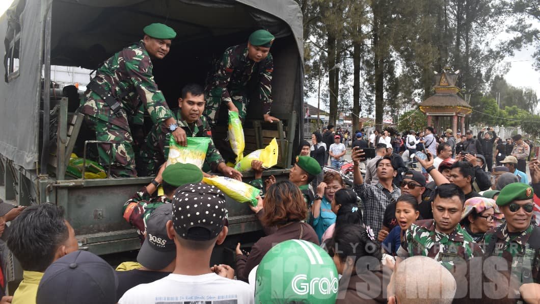 yonif125smb's tweet photo. Kisruhnya aksi Demo masyarakat di seluruh penjuru Indonesia, Batalyon Infanteri 125/Si'mbisa menggelar pasukan di beberapa titik di Kabupaten   Karo, Kabupaten Dairi, Kabupaten Toba, dalam menjaga stabilitas keamanan di wilayah. https://t.co/NULPErJZDt