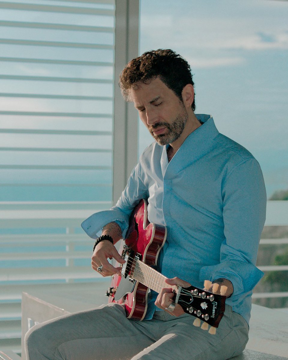 bennyibarra's tweet photo. "Luna" - #NacerUnaVezMasEP 🌙

Luna es una carta al amor, pero nace desde el amor entre viejos amigos. Me atrevo a decir que también es una canción "puente", que conecta al Benny del pasado con el de hoy… https://t.co/7aCR0hMxHU