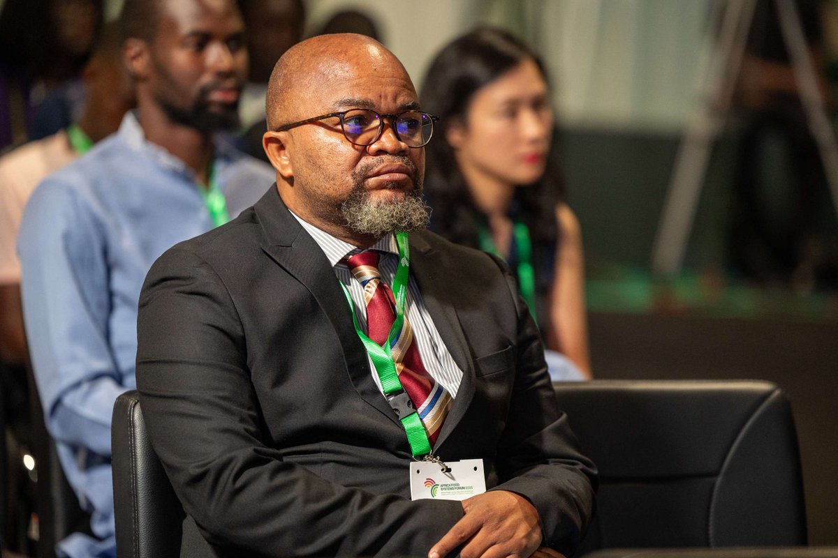 Quand les 👩🏾‍🌾 sont assurés, leurs revenus se consolident 🌱 et nos🔁alimentaires deviennent plus résilients. Face à des chocs climatiques + fréquents, le PNUD a lancé au #AFSF2025 un cadre pour intégrer l’assurance agricole aux politiques nationales :📖 go.undp.org/wh2