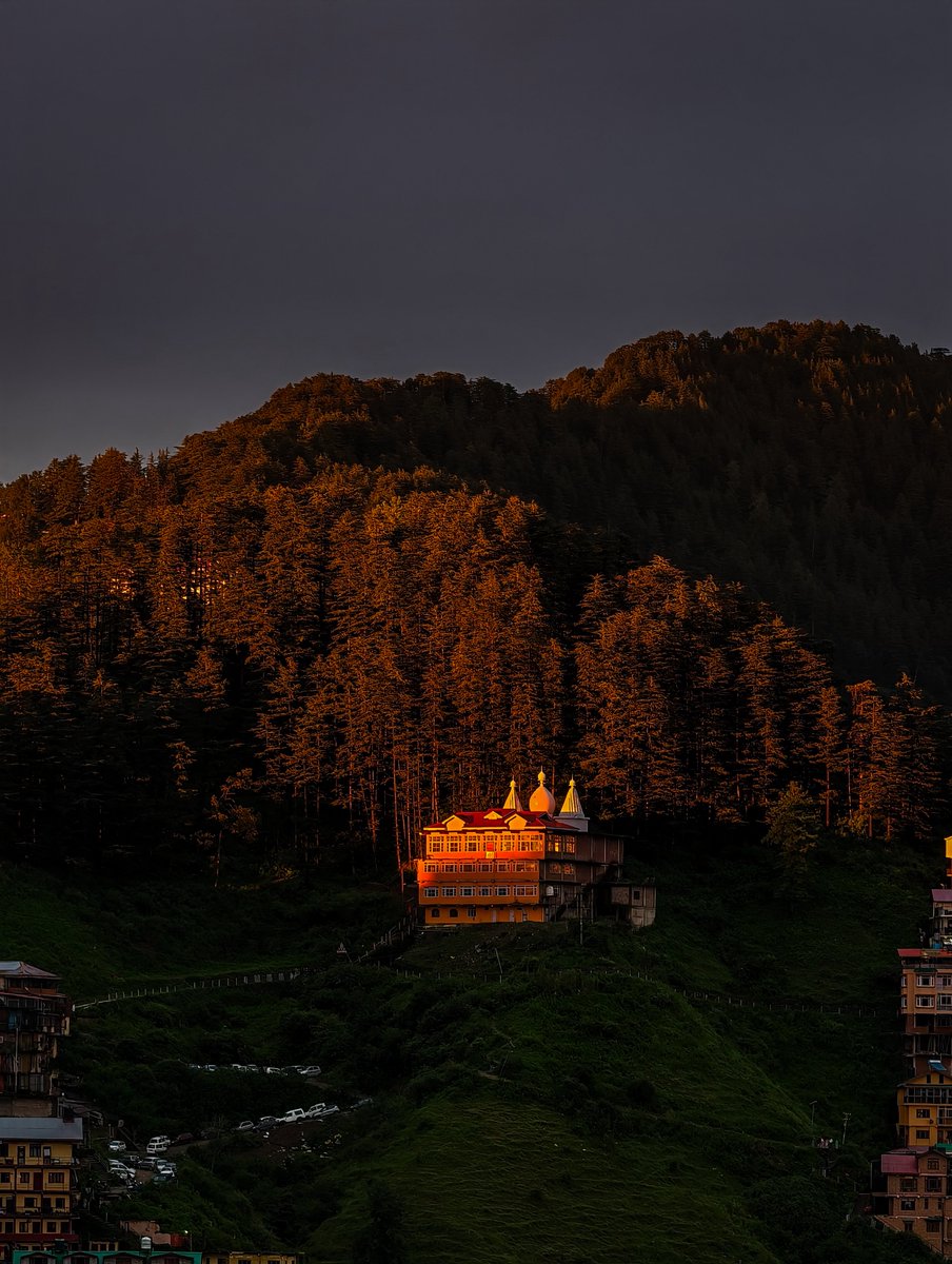 O_arra_'s tweet photo. When sunsets turn sacred, every ray feels like a blessing.
The last light lingers, quietly eternal

#shimla #himachal #sunset #x200pro #vivo https://t.co/W0S4UcyG2n