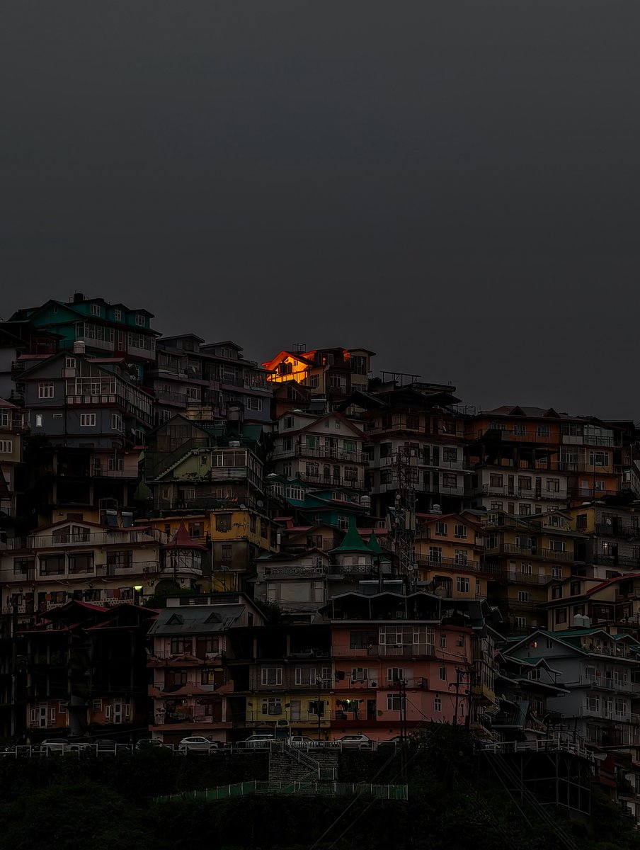 O_arra_'s tweet photo. When sunsets turn sacred, every ray feels like a blessing.
The last light lingers, quietly eternal

#shimla #himachal #sunset #x200pro #vivo https://t.co/W0S4UcyG2n