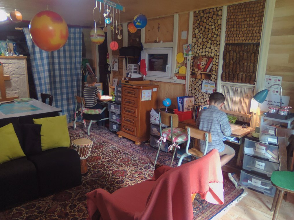 Hebdo57's tweet image. De nombreux parents en #Moselle pratiquent l&apos; Instruction En Famille (IEF). Depuis une loi de 2021, ce mode d’#apprentissage est restreint par les académies. Beaucoup de #familles dénoncent des refus abusifs, allant jusqu&apos;à des convocations au #tribunal
➡️ ami-hebdo.com/moselle-le-com…