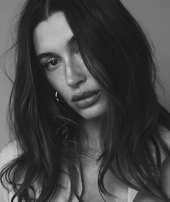 Hailey Bieber em ensaio promocional para a Sephora. 🤍