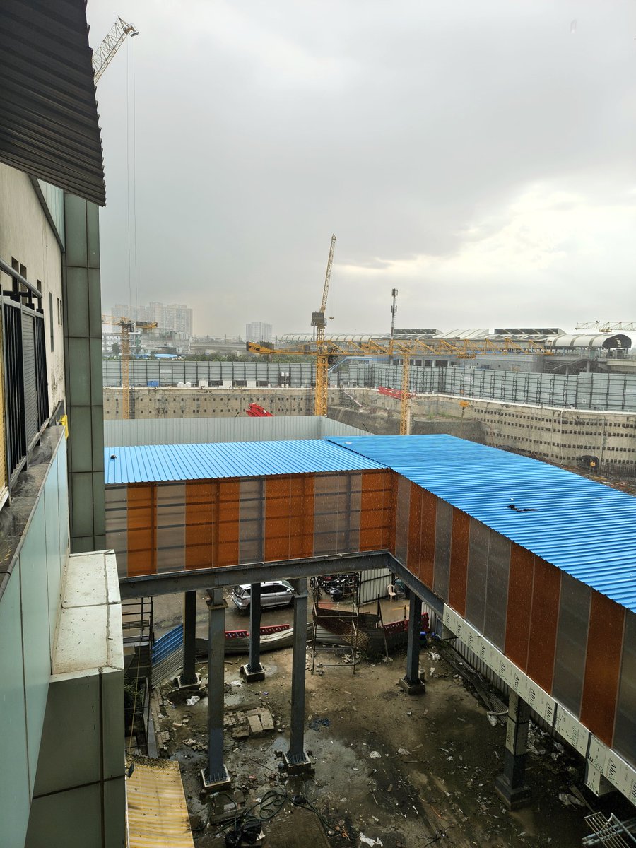 techdevote's tweet image. Sector 51- 52 Metro Station Skywalk Construction update as on September 4, 2025 #Noida

✅  The structure and flooring work is now 100% complete 
⚠️ Electrical works going on!

The authority can open this by Diwali 2025
@NoidaUpdatesX @noida_authority