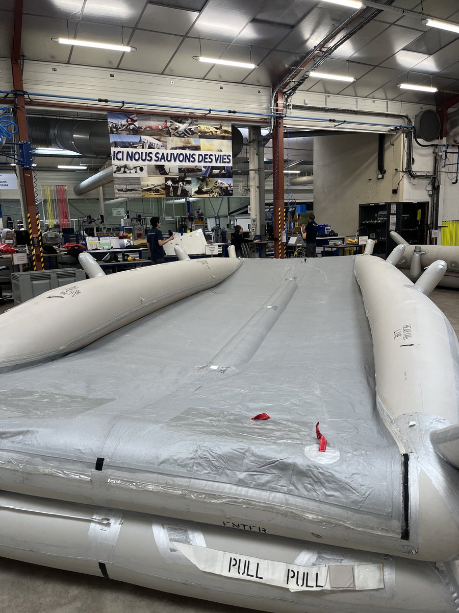 Un grand toboggan d’évacuation de Safran Aerosystems