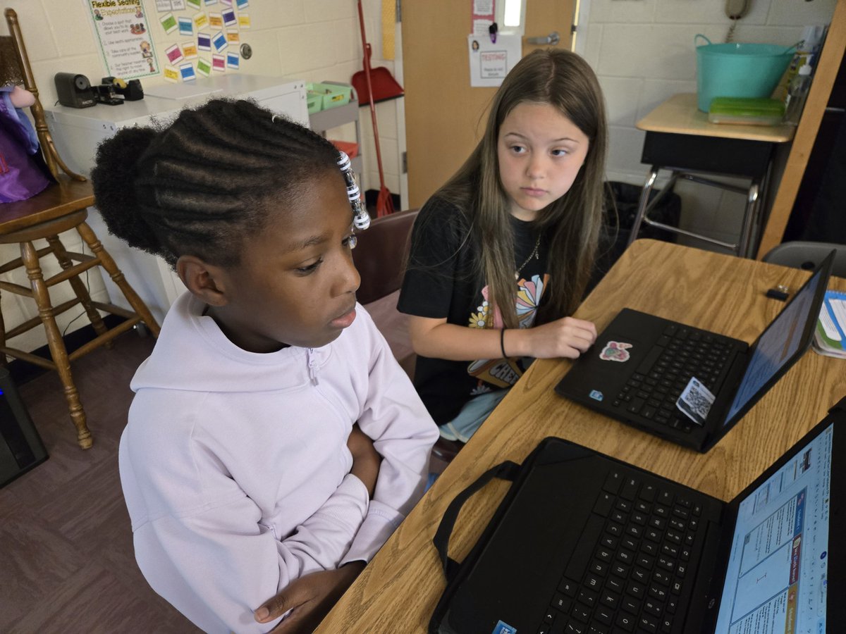 historynerdtchr's tweet image. #CyberSandwich today with 4th grade. Good conversations &amp;amp; observations! #EduProtocols #WeareRACERS #goinggifted #UnlockPotential @RCE_HCS @eduprotocols