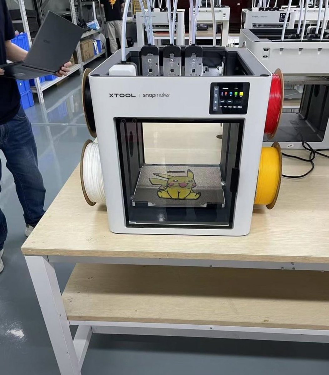 BokuShumei's tweet image. xToolがSnapmakerとのコラボをやめてから、独自に3Dプリンター開発へ！？
あくまでも推測ですが...
その証拠となる写真２枚
ただ見た目がmakerbotのSketch Sprintにすごく似てる〜
情報把握してる人いますか👀❓
#xTool #Snapmaker #makerbot 
#SketchSprint #3Dプリンター